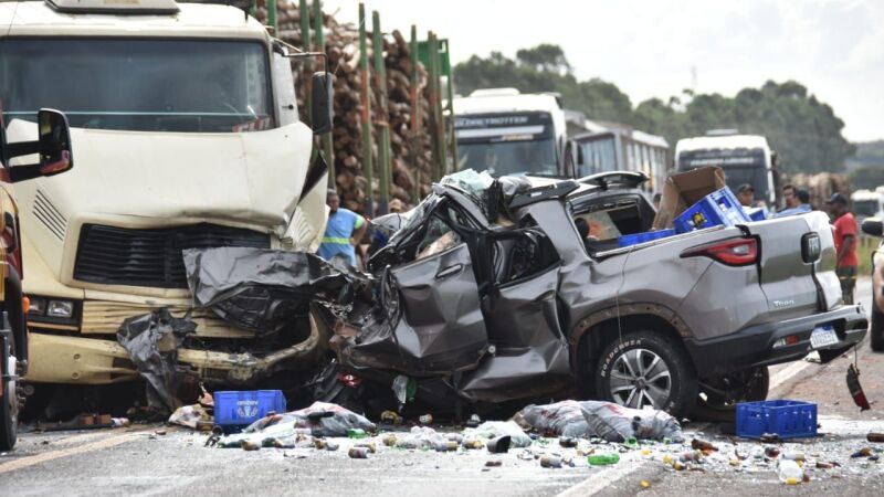 Caminhonete bateu de frente com caminhão ao tentar ultrapassagem