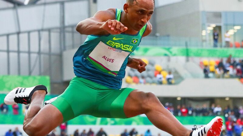 Alison dos Santos faz história nos 200m com barreiras com melhor tempo já registrado