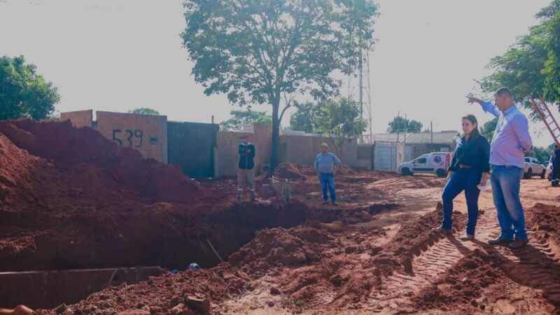 Em meados de maio a prefeita Adriane Lopes vistoriou as obras de drenagem e pavimentação no Jardim Noroeste, na região leste 