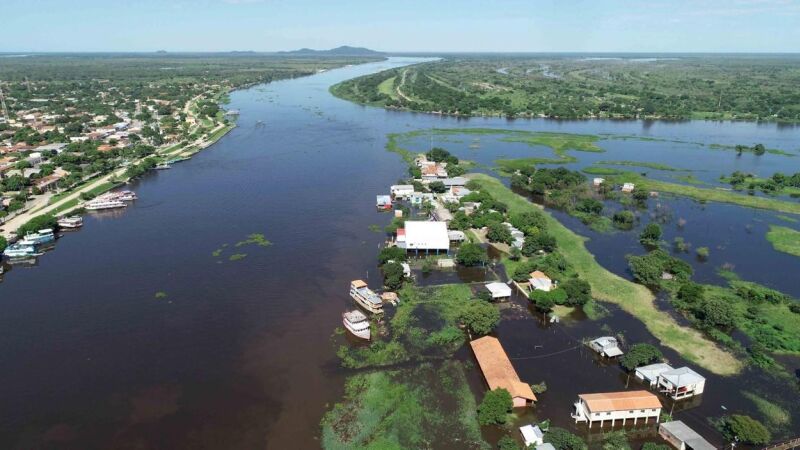 Do lado brasileiro (à esquerda) Porto Murtinho está protegida por um dique, mas do lado paraguaio, dezenas de imóveis estão alagados