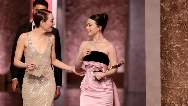 Emma Stone entreegou o prêmio para Mikey Madison no Oscar