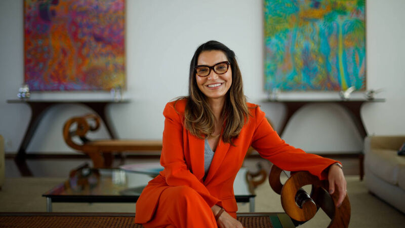 A primeira-dama participou de podcast do jornal Folha de S. Paulo e voltou a ser questionada sobre a viagem à China