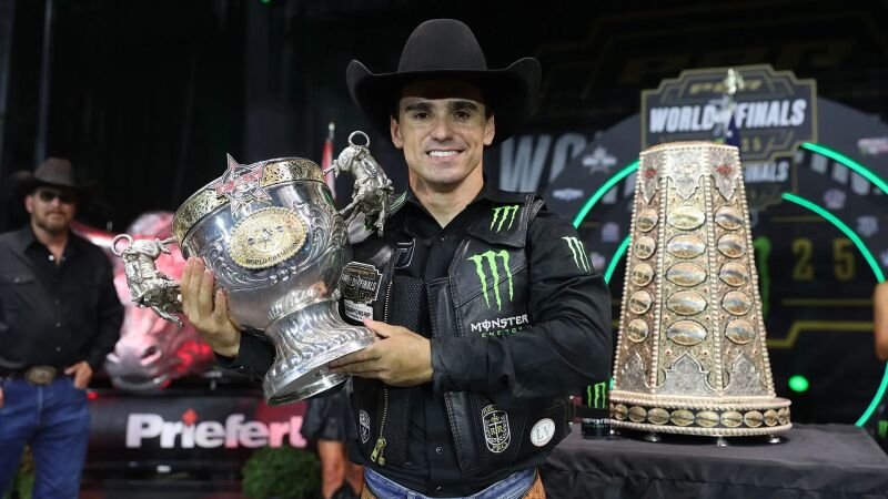 José Vitor Leme com seu título da temporada da PBR