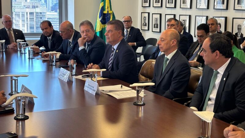 O senador Nelsinho Trad (PSD-MS) durante reunião no consulado do Brasil em Nova York, nos Estados Unidos