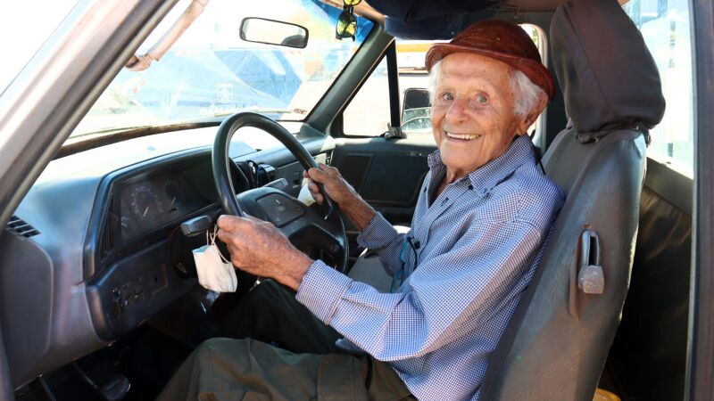 Ranulfo é o motorista ativo mais idoso de MS, com 102 anos