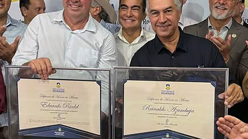 O governador Eduardo Riedel e o ex-governador Reinaldo Azambuja devem deixar o PSDB