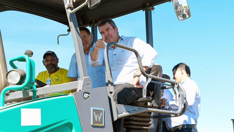 O governador Eduardo Riedel (PSDB) durante visita às obras no trevo da MS-436 com a BR-060