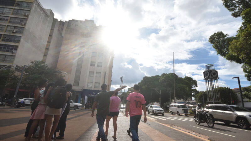 Aliado ao tempo ligeiramente mais quente, há também uma queda na umidade relativa do ar
