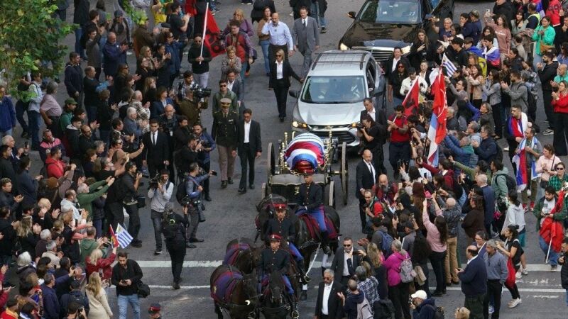 Corpo do ex-presidente do Uruguai foi levado em uma carroça puxada por cavalos pelas ruas de Montevideu