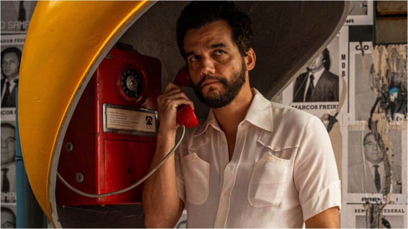 Durante a cerimônia de encerramento do evento, Kleber Mendonça Filho e Wagner Moura (foto) ganharam os prêmios de Melhor Direção e Melhor Ator, respectivamente.