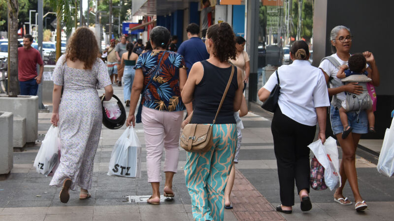 Pesquisa do IBGE mostrou também que a população ocupada (102,3 milhões) caiu 0,3% em relação ao trimestre de novembro de 2025 a janeiro de 2026.