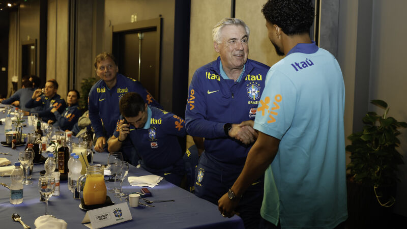 Éderson cumprimentando Carlo Ancelotti em apresentação dos jogadores neste domingo (1º)