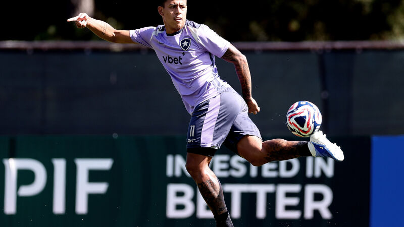 Matheus Martins em ação no treino botafoguense nos Estados Unidos