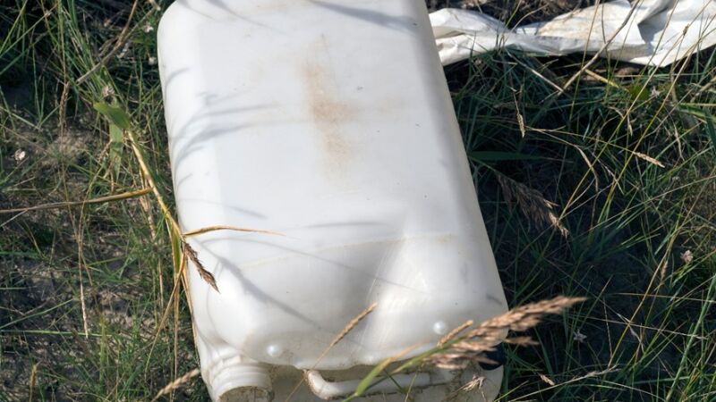 Descarte inadequado desse tipo de produto pode acabar em uma contaminação tanto do solo, como também da água e até do ar na região.