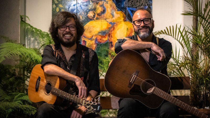 O guitarrista da Terminal Guadalupe, Allan Yokohama, à esquerda, e Dary Jr., vocalista e letrista, à direita
