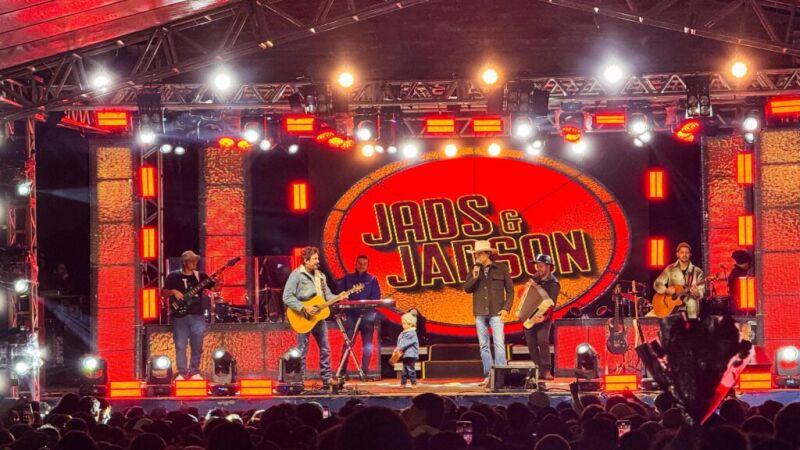 Dupla Jads e Jadson foi contratada pelo preço de R$140 mil para realizar a apresentação de 1h30 de show 