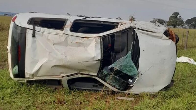 Renault Clio ficou capotado após acidente, às margens da rodovia