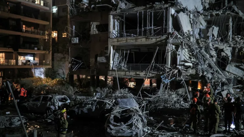 Prédios atingidos por ataques iranianos em Tel Aviv