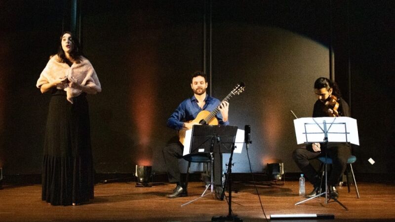 A soprano Bianca Danzi, o violonista Evandro e o violinista Gabriel Almeida