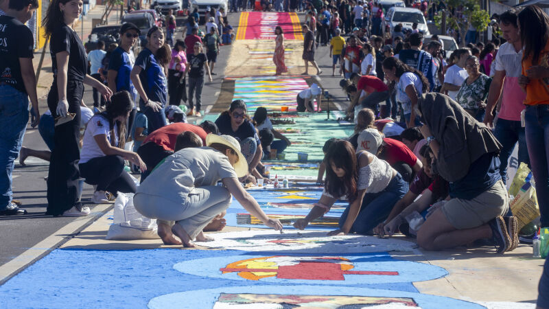 Confecção de tapetes no feriado de Corpus Christi, em Campo Grande