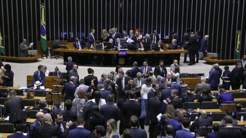 Três deputados de MS votam contra lei que eleva pena do uso de arma ilegal