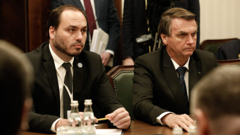 Carlos Bolsonaro ao lado do pai 