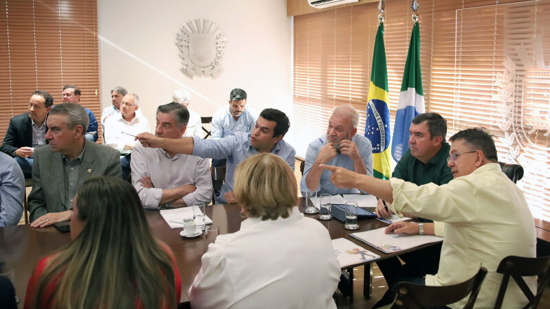 O governador Eduardo Riedel, durante reunião com o prefeito de Ribas do Rio Pardo