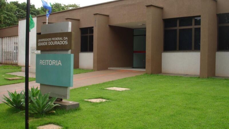 Listada na denúncia de importunação sexual, o nome da docente veio à público através da portaria, porém, certos procedimentos correm em caráter sigiloso. 