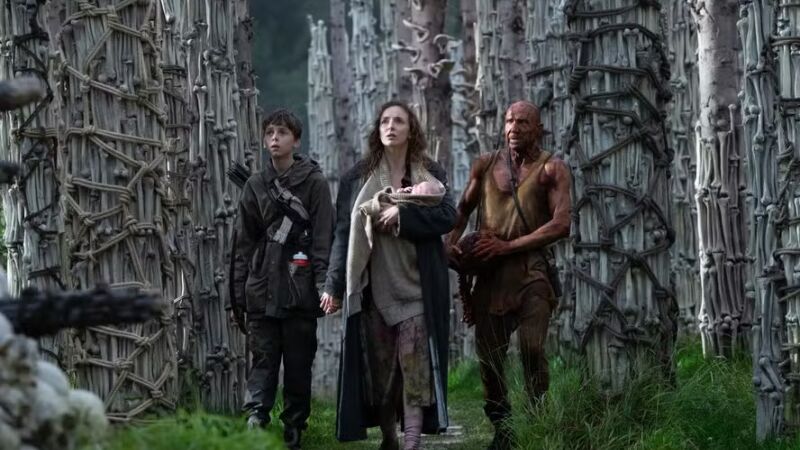 Alfie Williams, Jodie Comer e Ralph Fiennes em cena de 