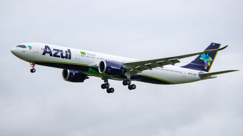 Piloto que passou mal em voo comandava um Airbus A330-900 da Azul (acima)