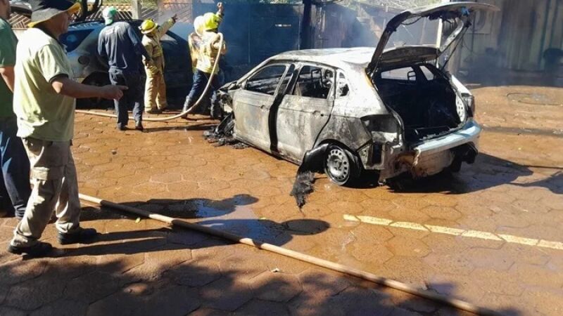 Após atentado que deixou dois mortos ontem, os carros das vítimas e dos suspeitos foram incendiados em Capitán Bado, no Paraguai