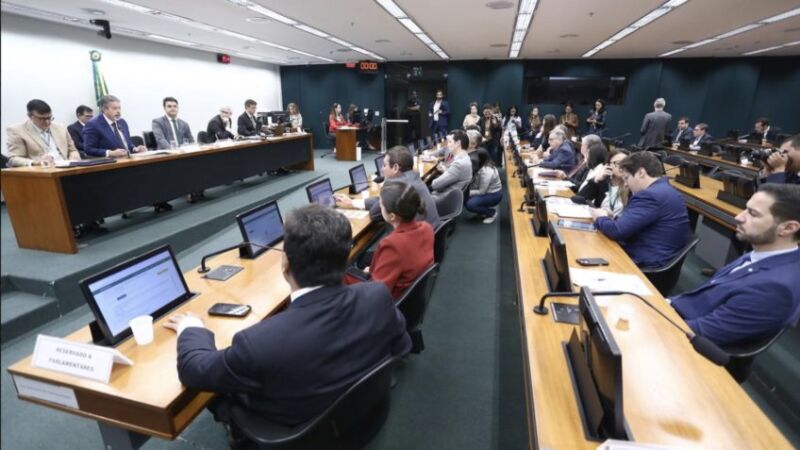 Comissão da Câmara aprova isenção do IR para quem ganha até R$ 5 mil