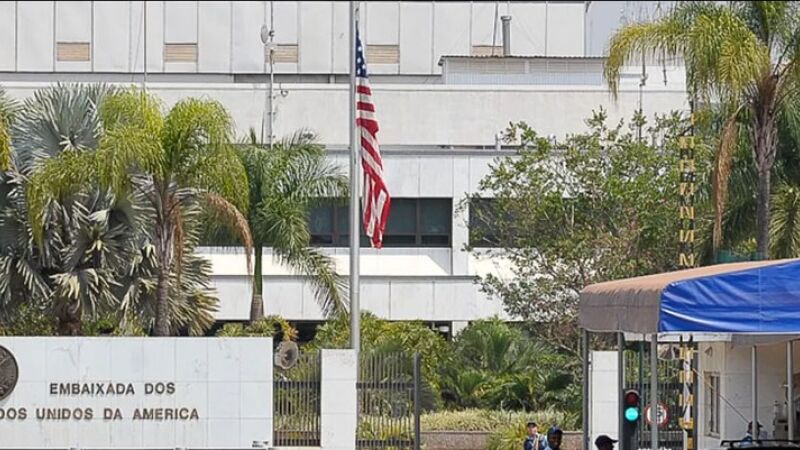 Integrantes de movimentos sociais marcaram protesto em frente à embaixada dos EUA em Brasília e ao menos cinco outras cidades