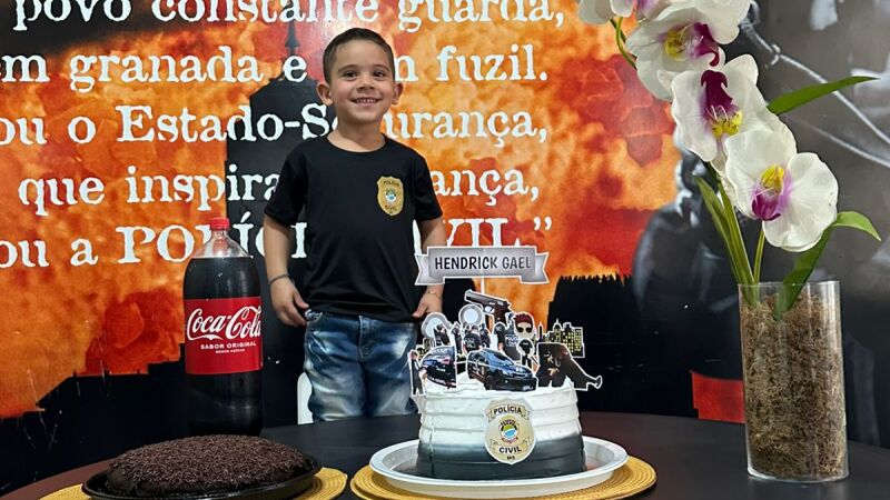 Após conhecer viaturas e a delegacia, Gael ganhou bolo com o tema 