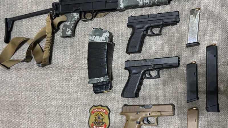 Três pistolas calibre 9mm e um fuzil calibre 5.56mm apreendidos pela PF