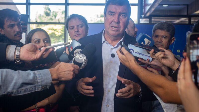 Durante coletiva na manhã desta sexta-feira, Eduardo Riedel (PSDB) dedicou apenas 70 segundos ao tema do tarifaço imposto por Donald Trump ao Brasil
