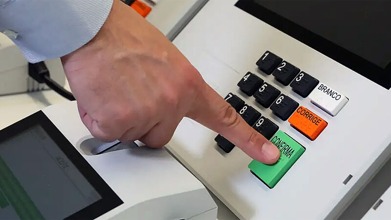 A proposta reduz o período em que um político condenado fica impedido de disputar uma eleição