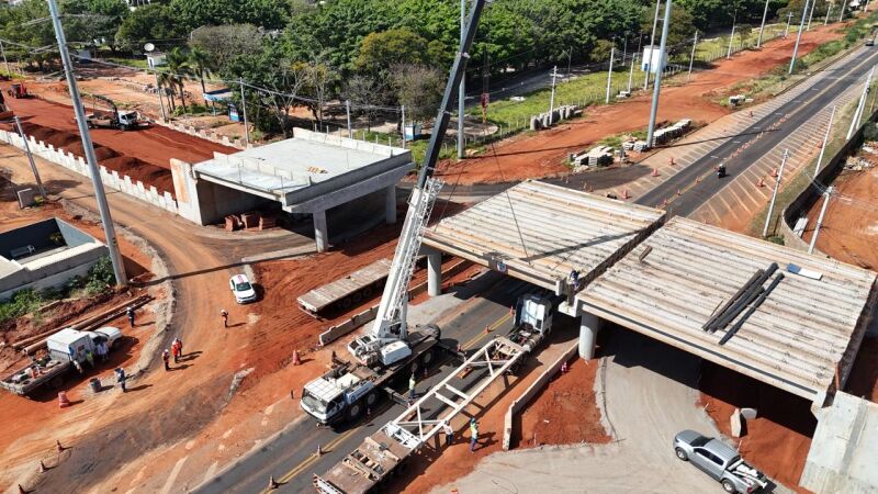 VIgas de concreto foram instaladas sobre a pista de rolamento, o que forçou interdições temporárias da rodovia neste sábado