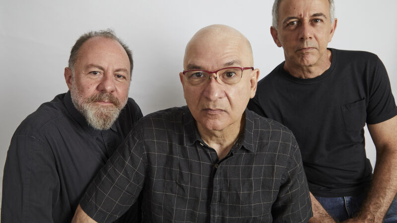 A partir da esquerda, Bi Ribeiro (contrabaixo), Herbert Vianna (voz e guitarra) e João Barone (bateria): 