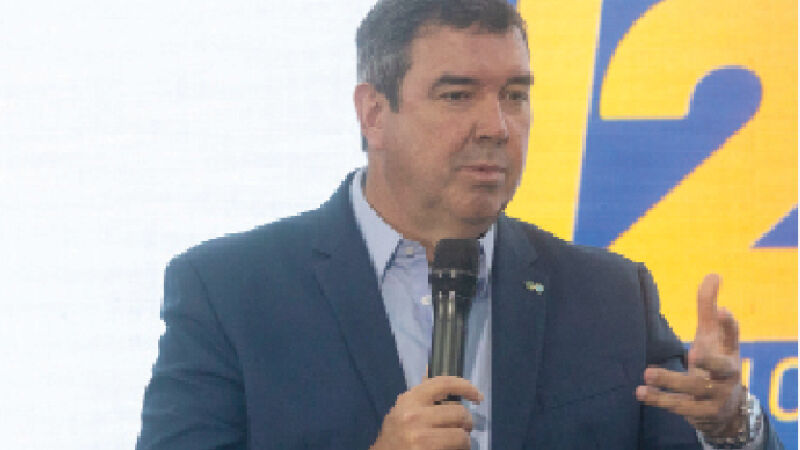 Governador Eduardo Riedel assinou o decreto de contingenciamento na manhã de ontem
