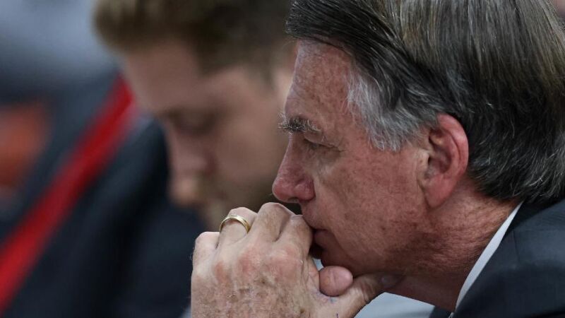 Ex-presidente está internado a UTI desde sexta-feira (13)