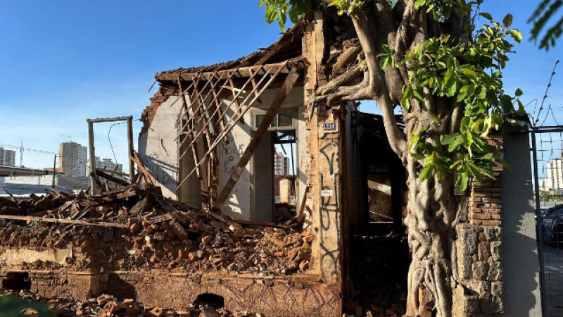 Casa quase totalmente destruída deverá ser reformada