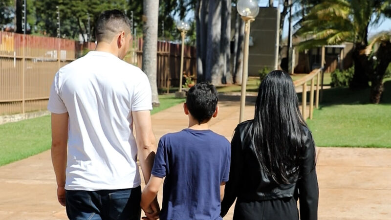 Elizabete, o filho e o marido durante o reecontro 