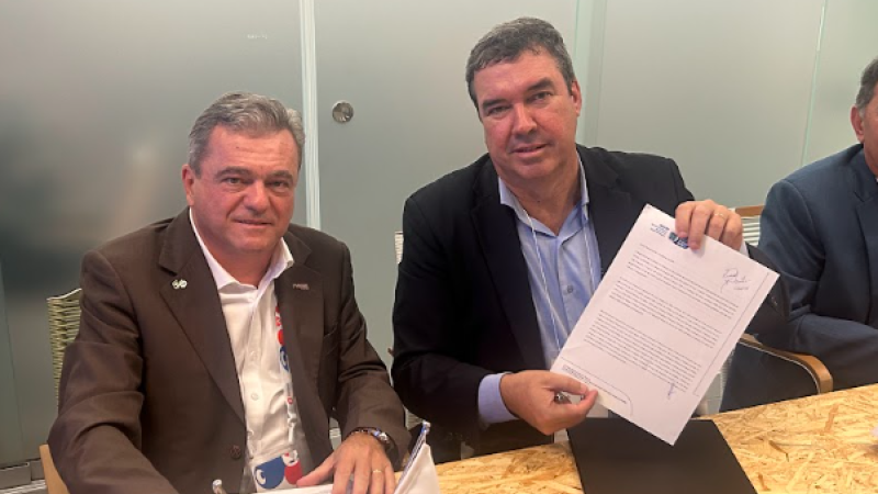 Ricardo Santin e o governador Eduardo Riedel em reunião na Expo Osaka 2025