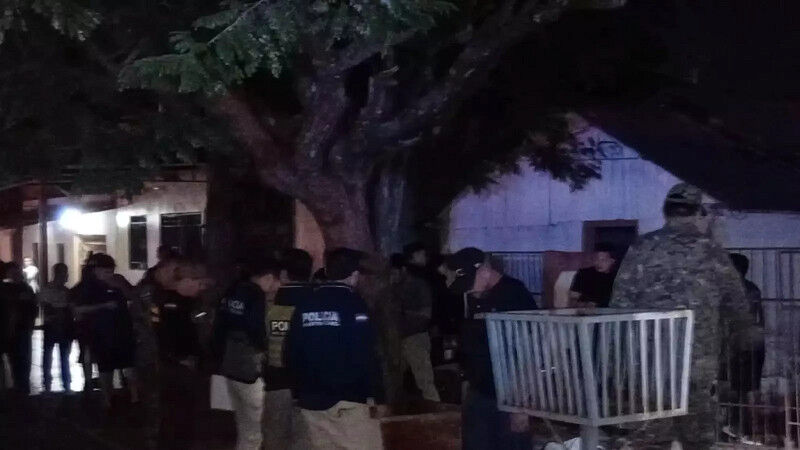 Policais investigam o local do ataque e as possíveis motivações