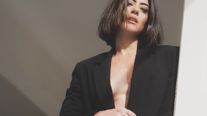 Capa B+: Entrevista exclusiva com a atriz Carol Castro