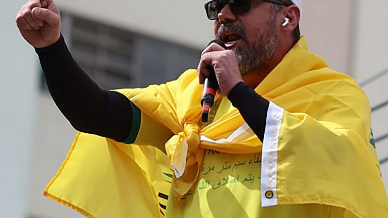 O deputado federal Marcos Pollon (PL-MS) durante discurso no caminhão de som utilizado no ato político
