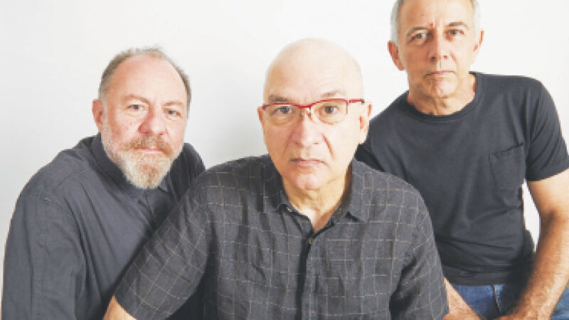 A partir da esquerda, Bi Ribeiro (contrabaixo), Herbert Vianna (voz e guitarra) e João Barone (bateria): 