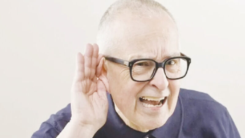 Comum com o envelhecimento, perda auditiva pode afetar diretamente a comunicação, a cognição e até mesmo o equilíbrio emocional de quem está na terceira idade