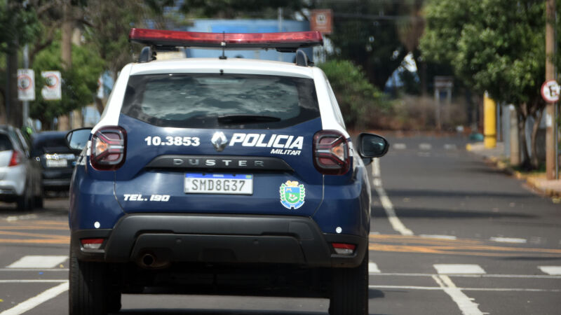 Para interromper a fuga, a Polícia Militar efetuou um disparo na roda traseira da motocicleta